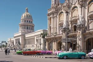 El Capitolio y coches clásicos, La Habana