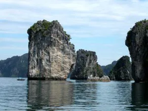 Islas de piedra caliza de la bahía de Ha Long