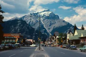 Banff Avenue y Cascade Mountain, Alberta