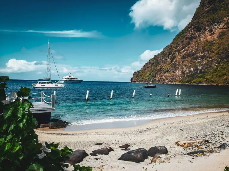 Playa y barcas en Soufrière, Santa Lucía