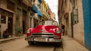 Coche clásico en una calle cubana