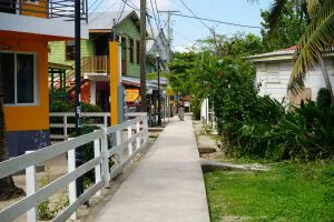 Casas de colores en Placencia, Belice