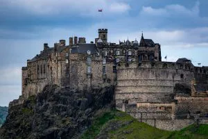El castillo de Edimburgo sobre Castle Rock