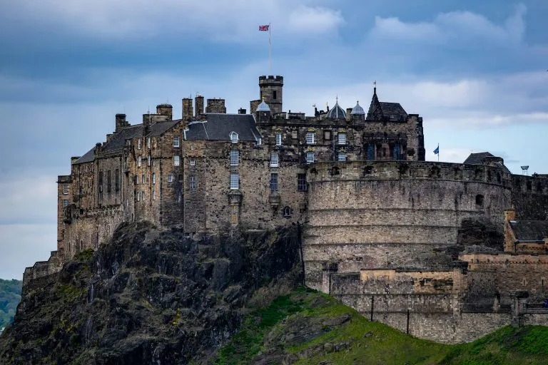 El castillo de Edimburgo sobre Castle Rock