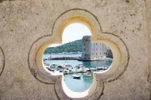 El puerto viejo a través de una ventana de piedra, Dubrovnik