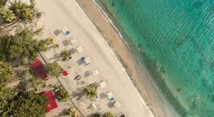 Pinney’s Beach, Nieves