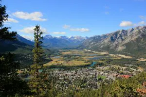 El pueblo de Banff en el valle del Bow
