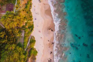 Bahía turquesa desde el aire, Maui