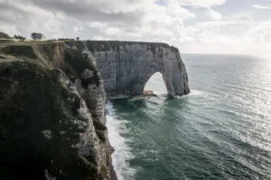 Un arco natural en los acantilados de Étretat