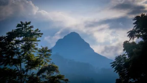 El Pico de Adán entre la niebla