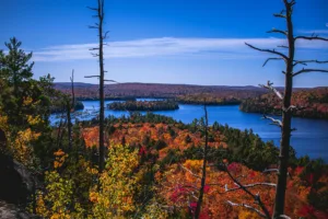 Colores de otoño sobre un lago en el parque Algonquin
