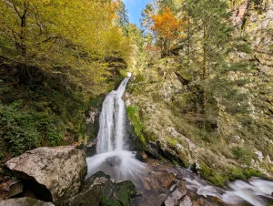 Cascada otoñal cerca de Oppenau, Selva Negra