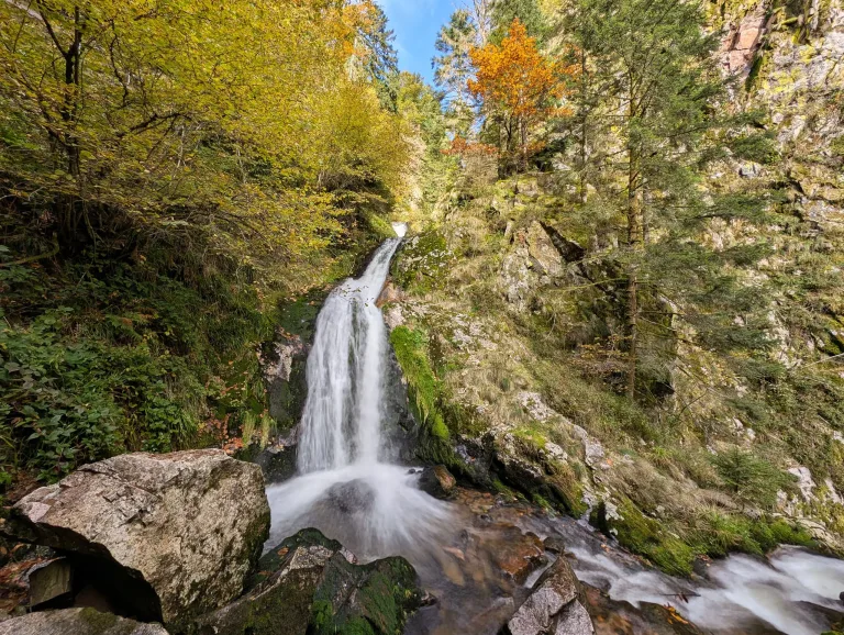 Cascada otoñal cerca de Oppenau, Selva Negra