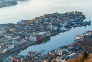 Bergen y su puerto desde el monte Fløyen
