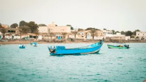 Barcas azules en la costa de Tadjoura