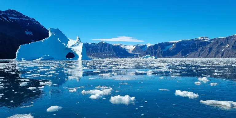 Iceberg azul en un fiordo de Groenlandia