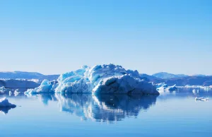 Iceberg azul reflejado en el fiordo de Sermilik