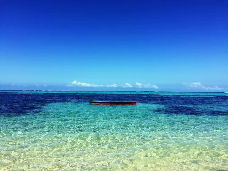 Barca en una laguna de Fiyi