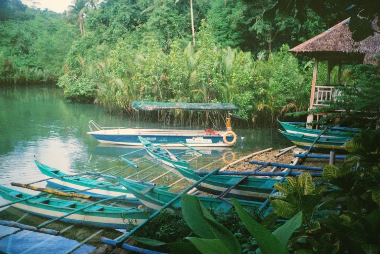 Barcas en un río tranquilo, Filipinas