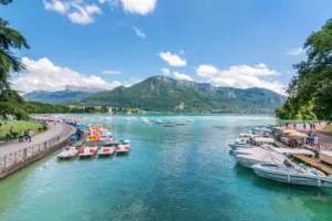 Barcas en el lago de Annecy