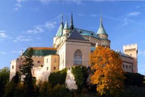 El castillo de Bojnice en otoño