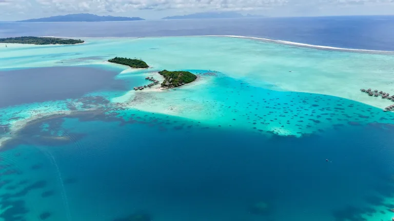 La laguna de Bora Bora desde el aire