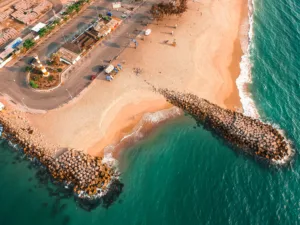 Espigones en la playa, Luanda