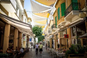 Calle de cafés bajo toldos de colores, Nicosia
