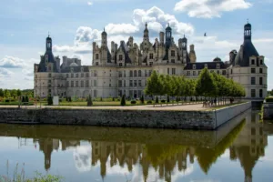 Chambord y su reflejo en un día de verano