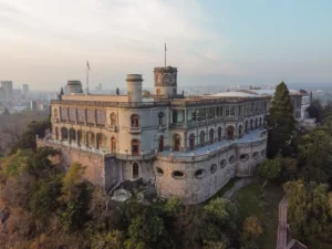Castillo de Chapultepec entre los árboles, Ciudad de México