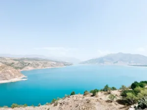 Embalse de Charvak y montañas