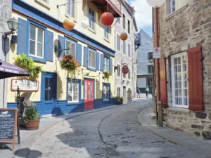 Calle empedrada en el Viejo Quebec