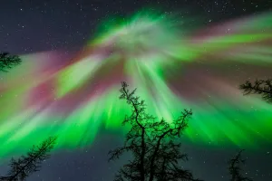 Aurora de colores sobre Naryan-Mar, Rusia