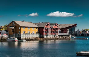 Casas de colores sobre el agua en Svolvær