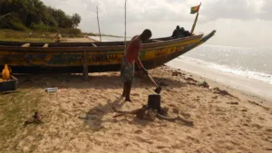 Barca de pesca en la playa de Varela