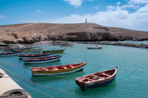 Barcas de pesca en el puerto de Pedra de Lume, Sal