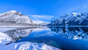 El lago Minnewanka helado en invierno