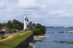 El faro de Galle entre palmeras