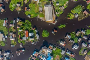La aldea sobre pilotes de Ganvié desde el aire, lago Nokoué