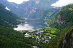 El pueblo de Geiranger y su fiordo desde arriba