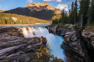La garganta de las cataratas Athabasca