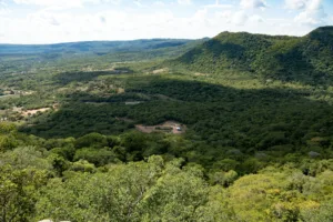 Colinas verdes alrededor del cerro Hû, Paraguarí