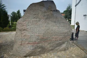 La piedra rúnica de Harald Diente Azul, Jelling