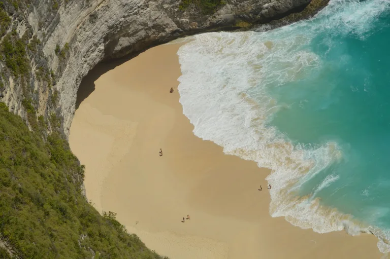 Playa escondida bajo los acantilados, Bali
