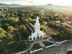 La iglesia del cerro de Areguá desde el aire