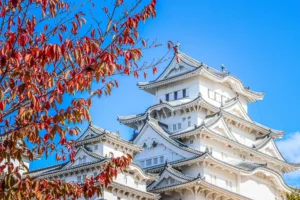 El castillo de Himeji y las hojas de otoño