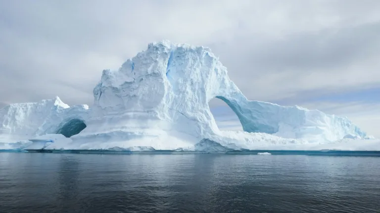 Iceberg con un arco natural, Antártida