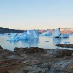 Icebergs al atardecer, Tiniteqilaaq
