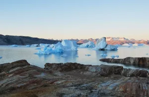 Icebergs al atardecer, Tiniteqilaaq