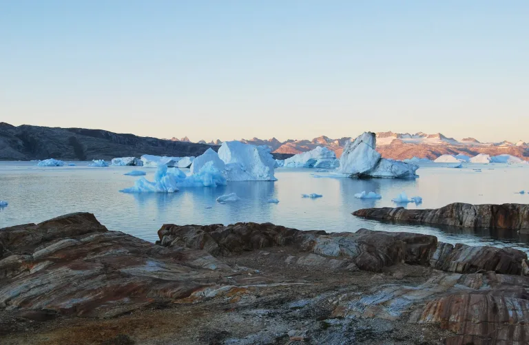Icebergs al atardecer, Tiniteqilaaq